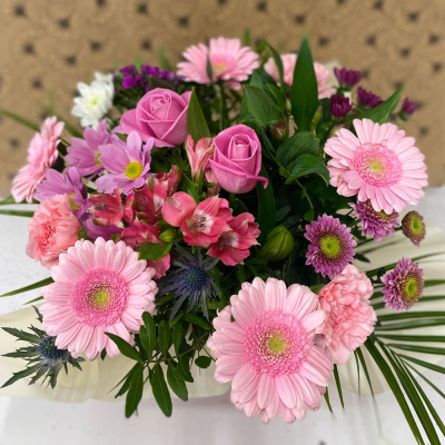 Cerise handtied - Handtied of fresh flowers in mixed pink shades